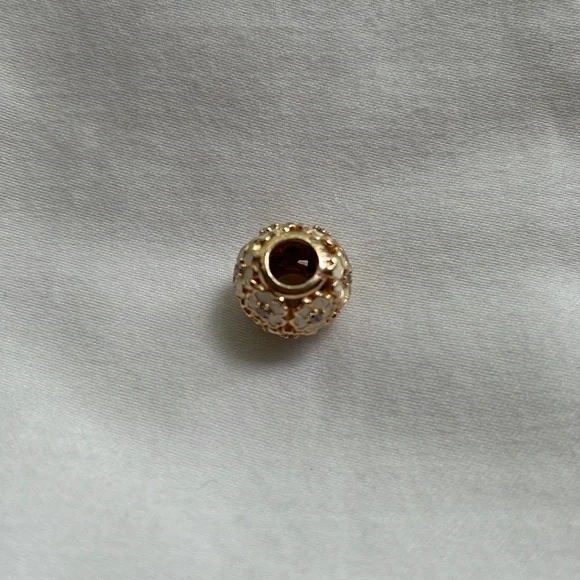 Retired Pandora Rose White Primrose Meadow Charm - Picture 2 of 3